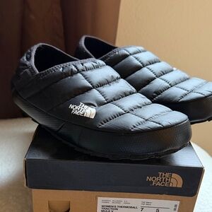The North Face Black & Tan Branded Shoe Box - Women's Thermoball Mule V